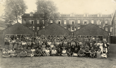 406514 Groepsportret met de na de Tweede Wereldoorlog uit Nederlands Indië (Indonesië) gerepatrieerde kinderen die een ...